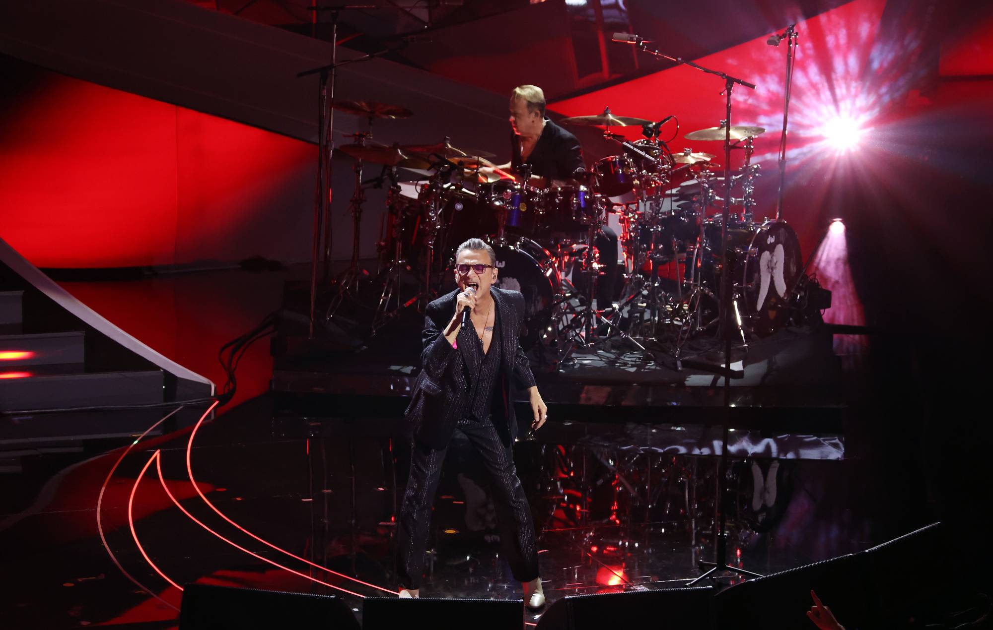 Смотрите, как Depeche Mode впервые исполняют новый сингл «Ghosts Again» вживую — Fil