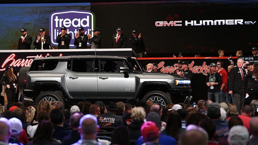 Первый серийный Hummer на батарейках продали за полмиллиона долларов
