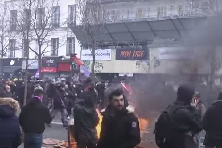 В Париже начались беспорядки на акции протеста — Financial Times