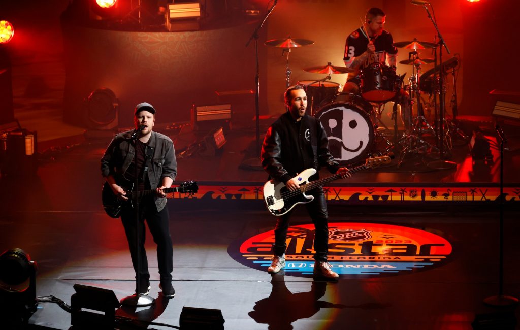 Fall Out Boy выступают с оркестром на Матче всех звезд НХЛ 2023 и дразнят европейское турне — Fil