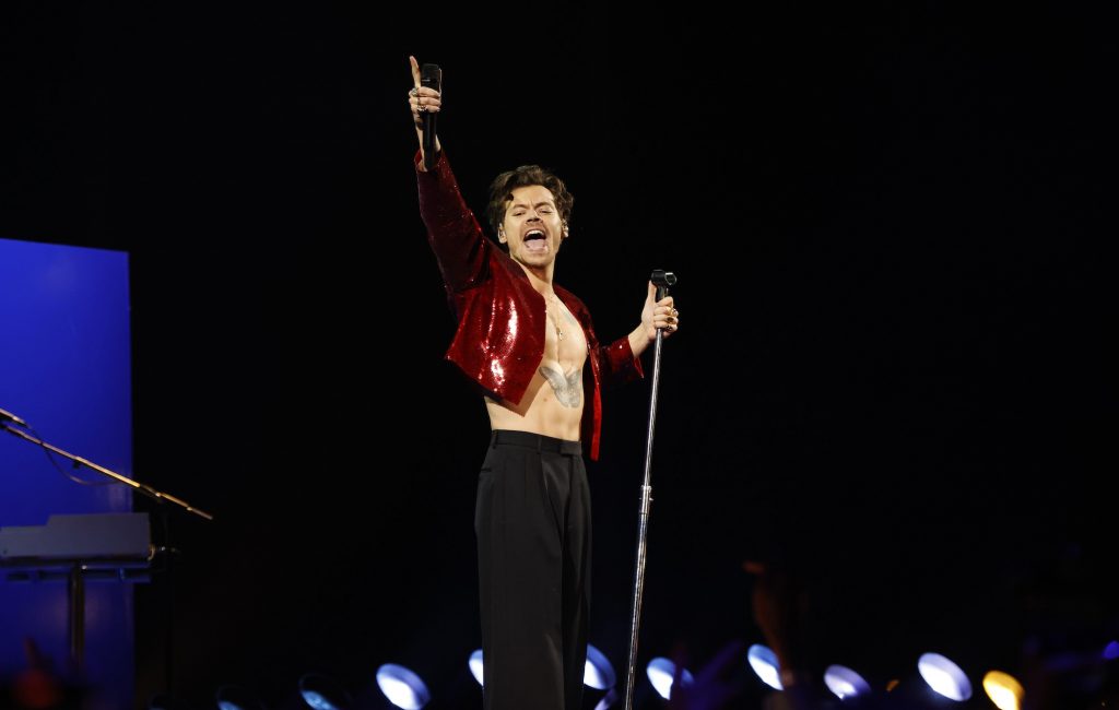 Смотрите, как Гарри Стайлс открывает BRIT Awards 2023 — Fil