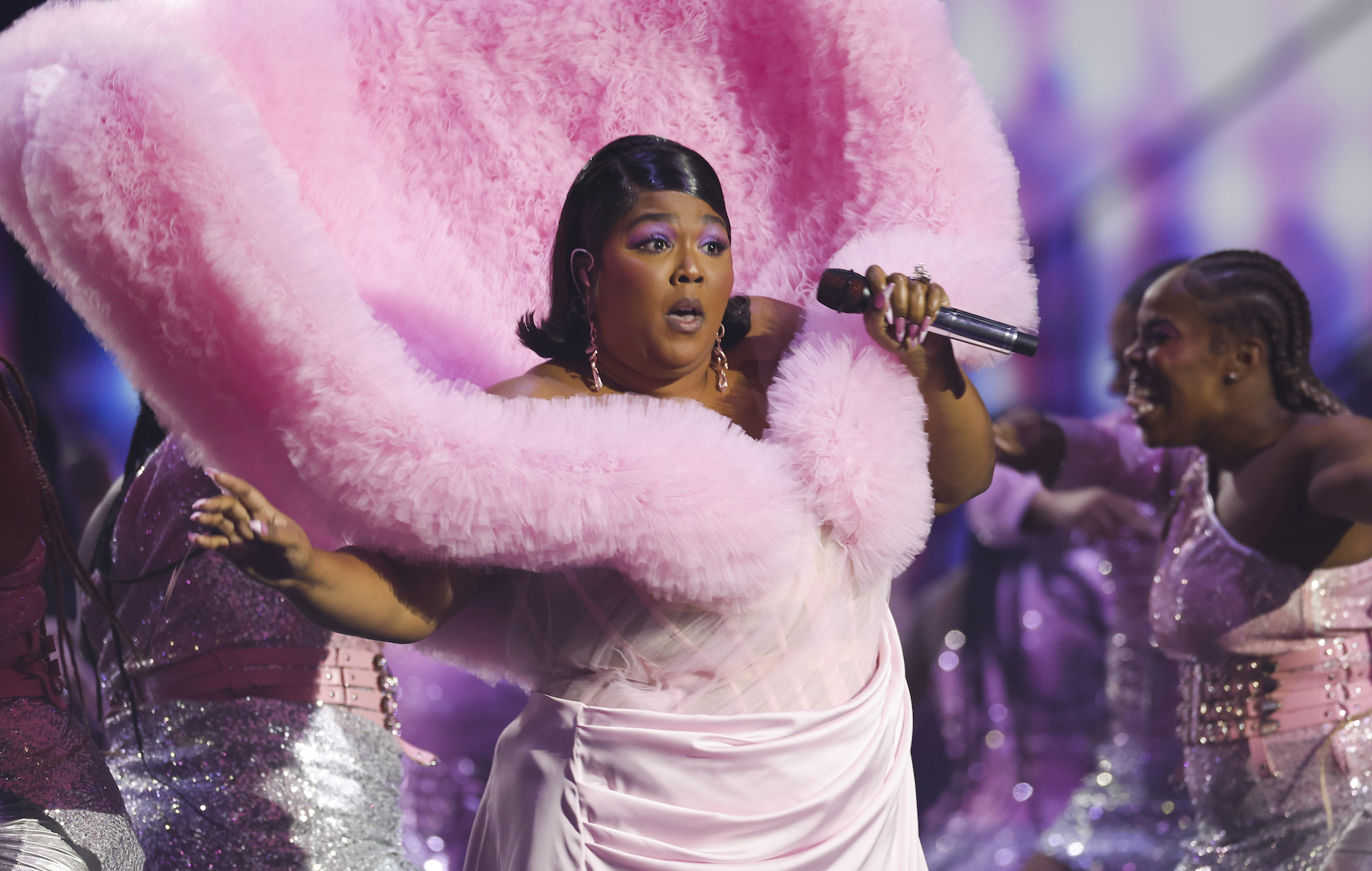 Посмотрите, как Лиззо представит «Особое» попурри на BRITs 2023 — Fil
