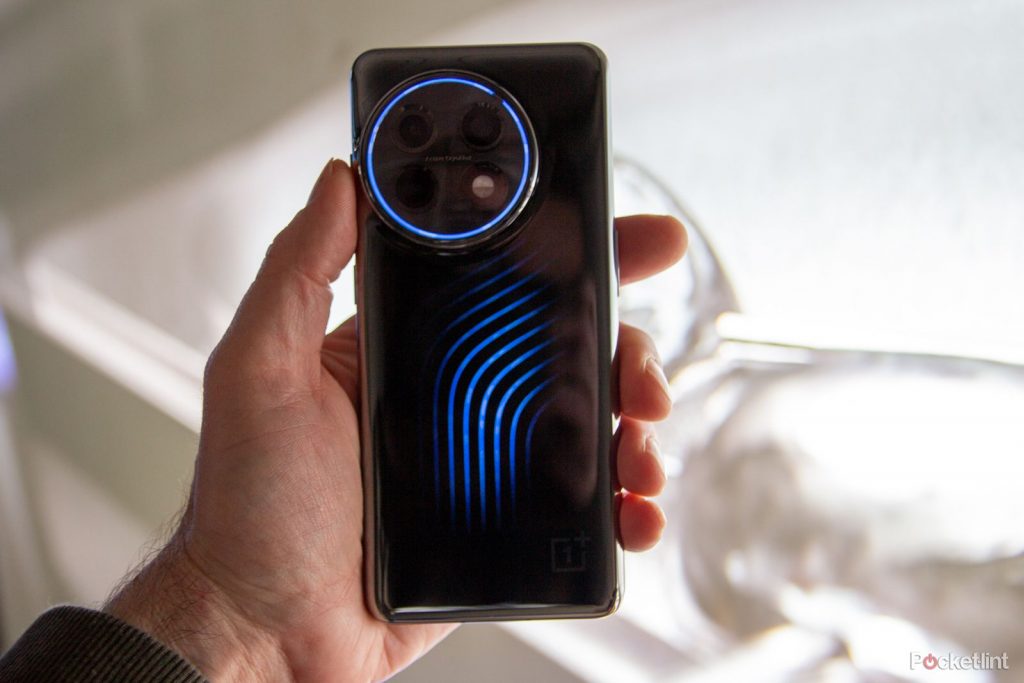 Это концепт OnePlus 11 с активным жидкостным охлаждением CryoFlux.