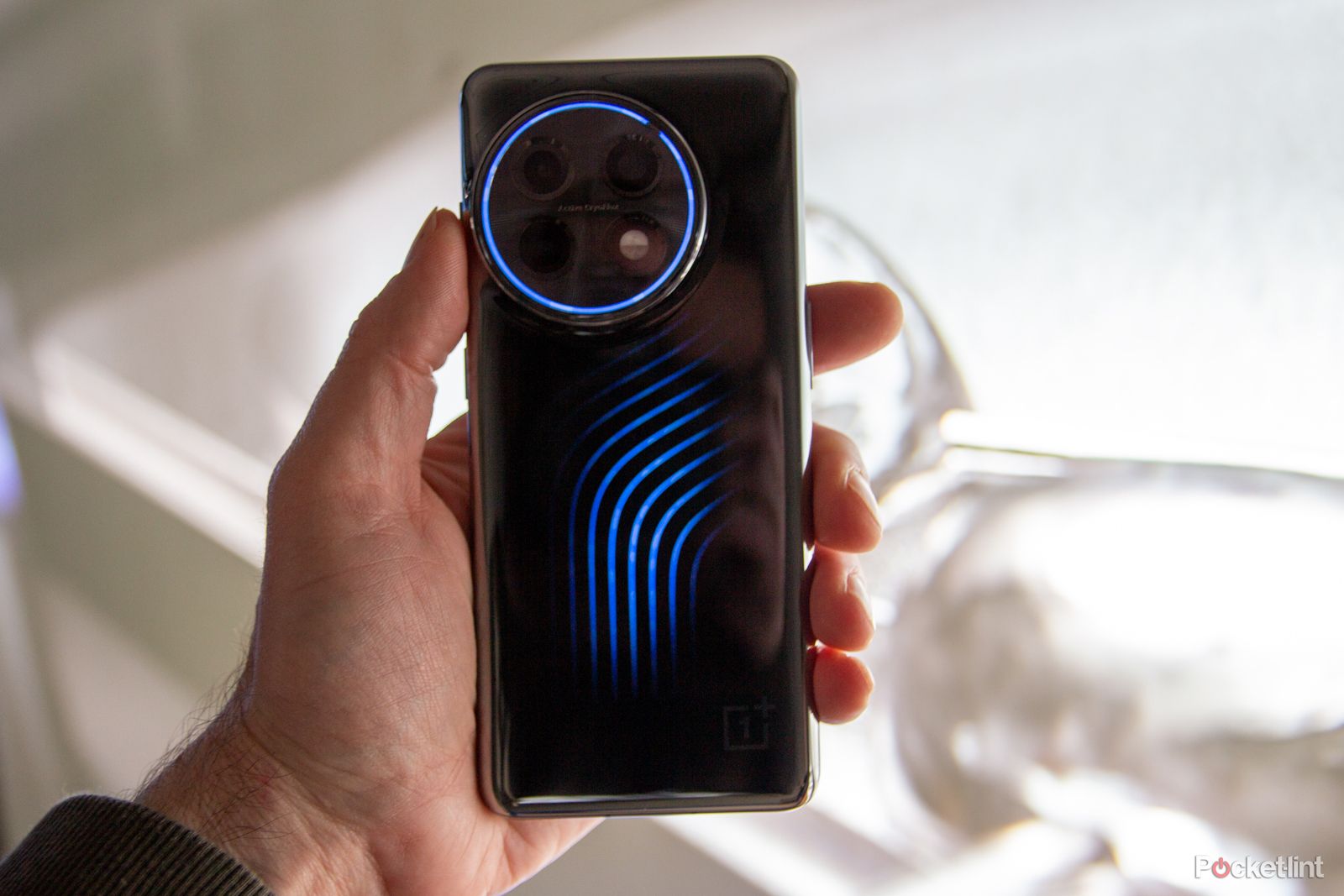 Это концепт OnePlus 11 с активным жидкостным охлаждением CryoFlux.
