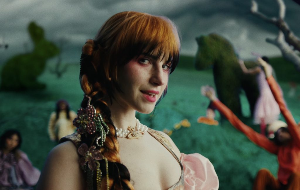 Посмотрите яркое сюрреалистическое видео Paramore на песню «Running Out of Time». — Fil