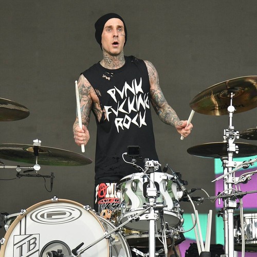 Blink-182 отложили тур по Латинской Америке из-за травмы пальца Трэвиса Баркера — Fil