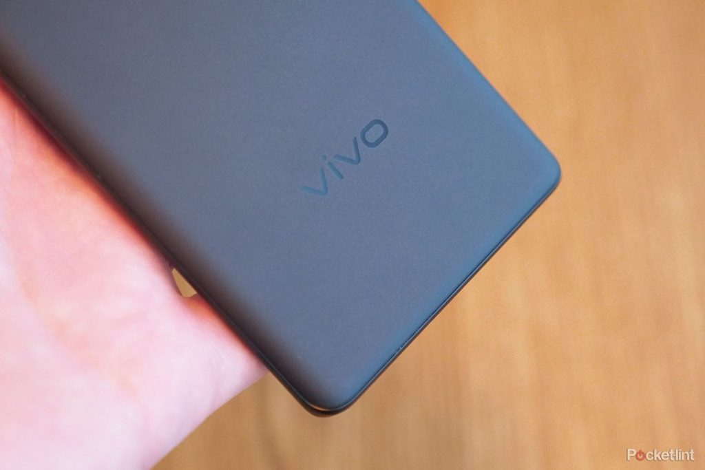 Vivo X Fold 2 дразнили довольно красивым красным цветом по мере приближения запуска