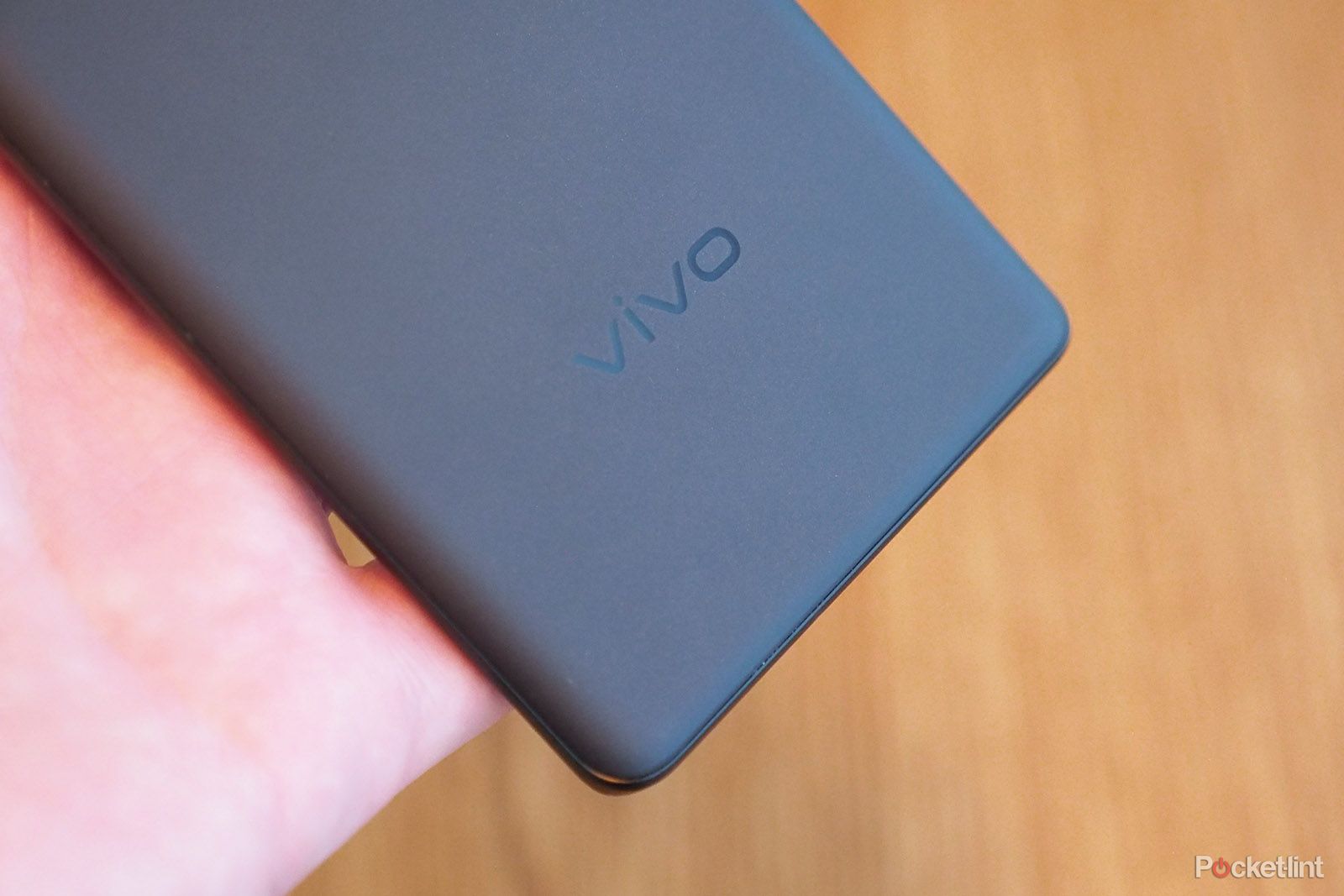 Vivo X Fold 2 дразнили довольно красивым красным цветом по мере приближения запуска