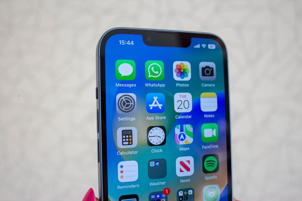 Сообщается, что iPhone SE 4 будет оснащен 6,1-дюймовым OLED-дисплеем и выйдет в 2024 году.