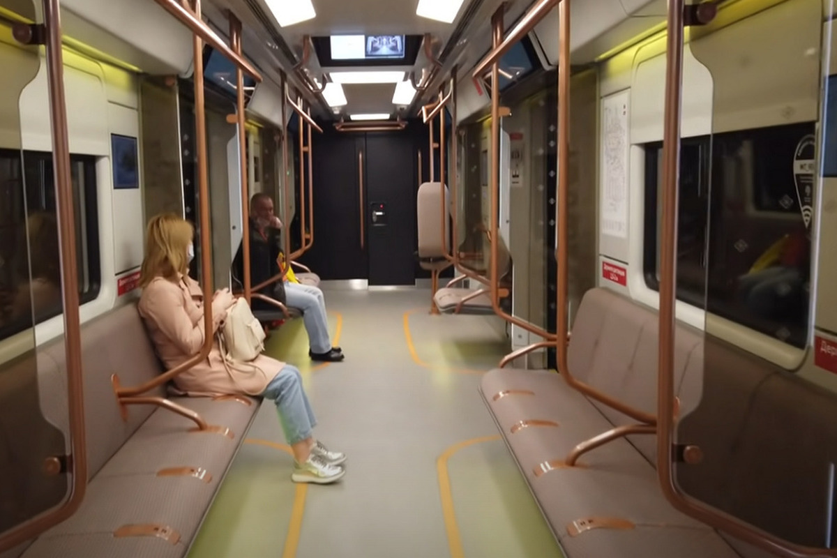 В Московском метрополитене заменят обивку сидений, сохраняющую пятна — Financial Times