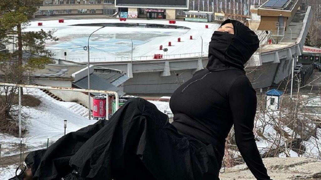 «Зачем так пугать людей?»: моралисты пристыдили Мадину Садвакасову за наряд — Fil