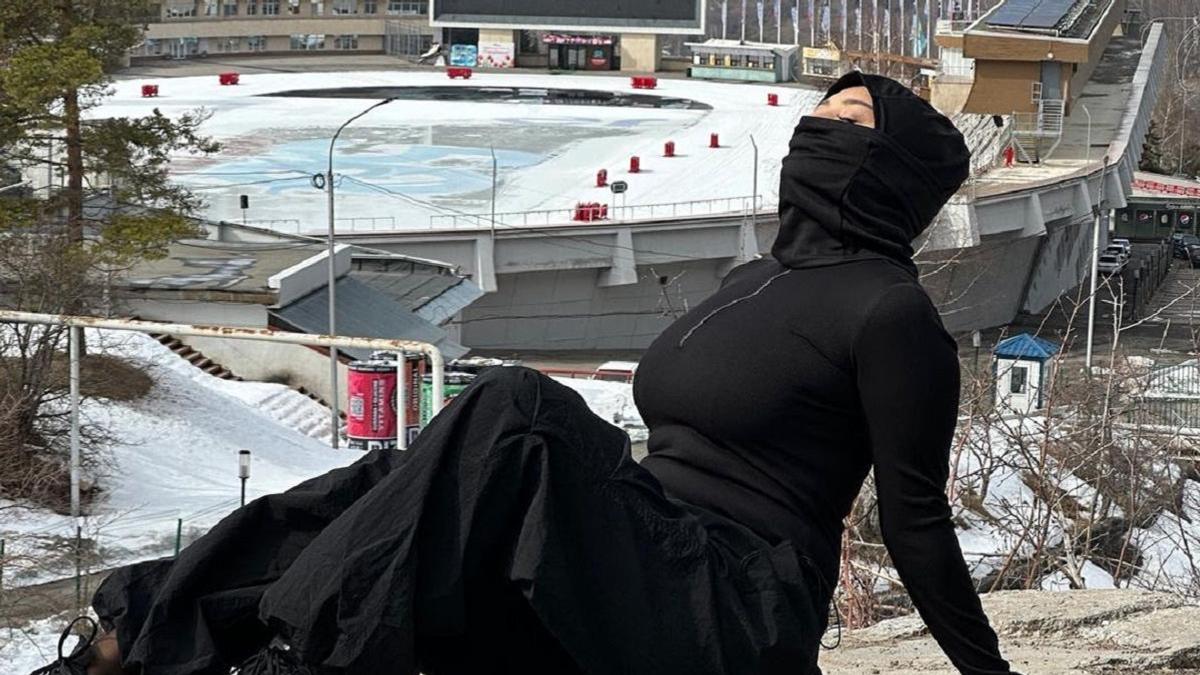 «Зачем так пугать людей?»: моралисты пристыдили Мадину Садвакасову за наряд — Fil