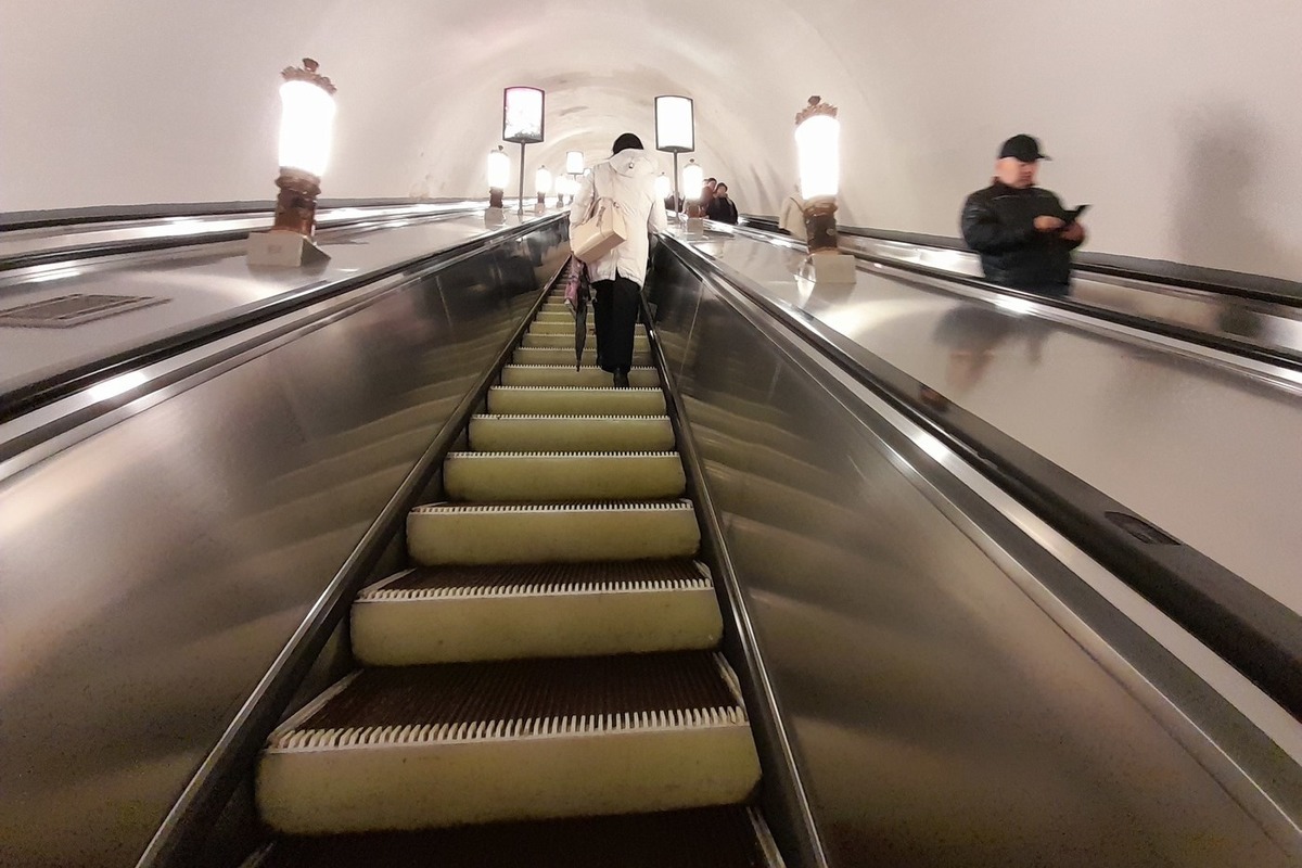 В московском метро за утро два пассажира упали на пути — Financial Times
