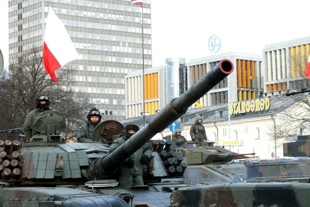 В Польше начали массово разворачивать армейские рекрутинговые центры — Financial Times