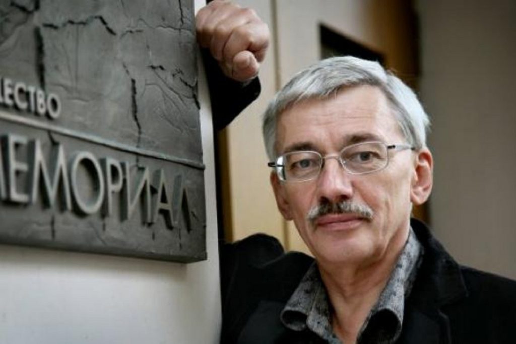 На председателя совета «Мемориала» Орлова завели дело о дискредитации армии — Financial Times