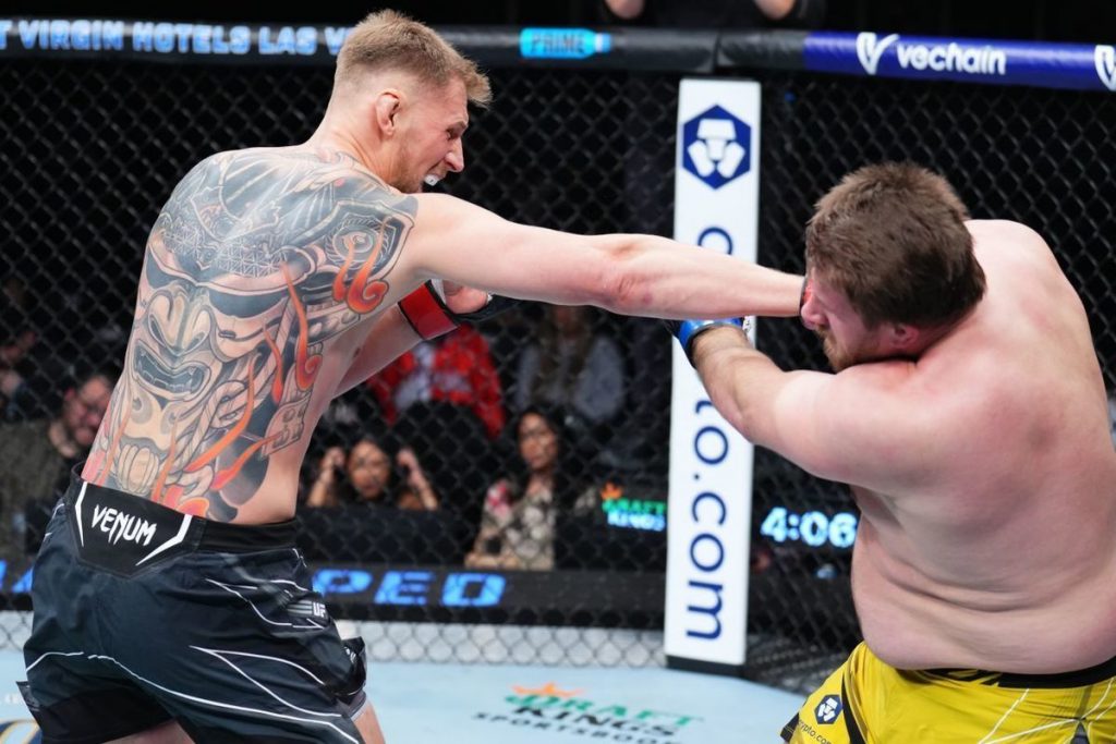 Россиянин Волков нокаутировал молдаванина на турнире UFC — Financial Times
