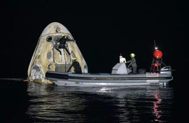 Корабль Crew Dragon с Анной Кикиной на борту приводнился у побережья США — Financial Times