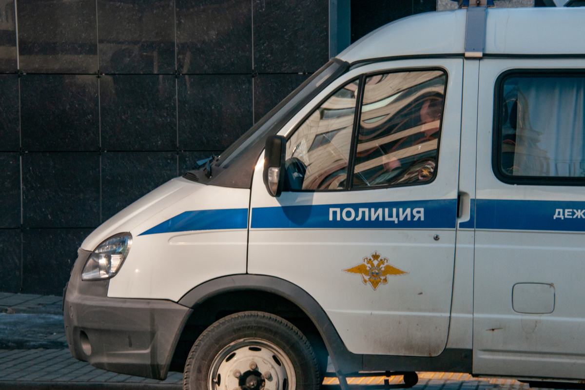 В российском городе в бараке нашли застреленными двух мужчин и женщину — Financial Times