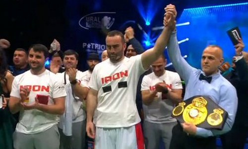 Экс-чемпион мира заклеил флаг России на экипировке после принятия гражданства другой страны. Фото