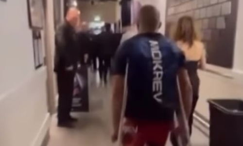 Российский боец оказался на костылях после победы в UFC. Видео