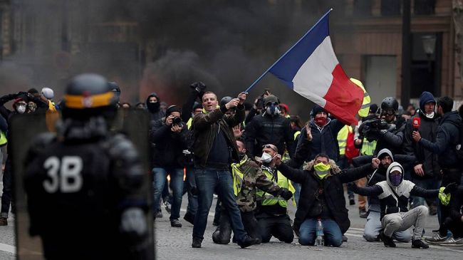 Число задержанных в Париже участников протестов превысило 200 человек — Financial Times