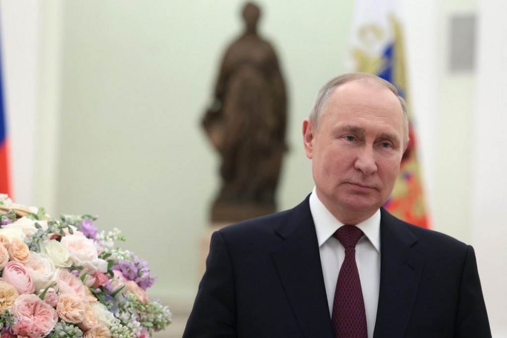 Путин поздравил россиянок с 8 Марта, отметив смелость и отвагу женщин-военнослужащих — Financial Times