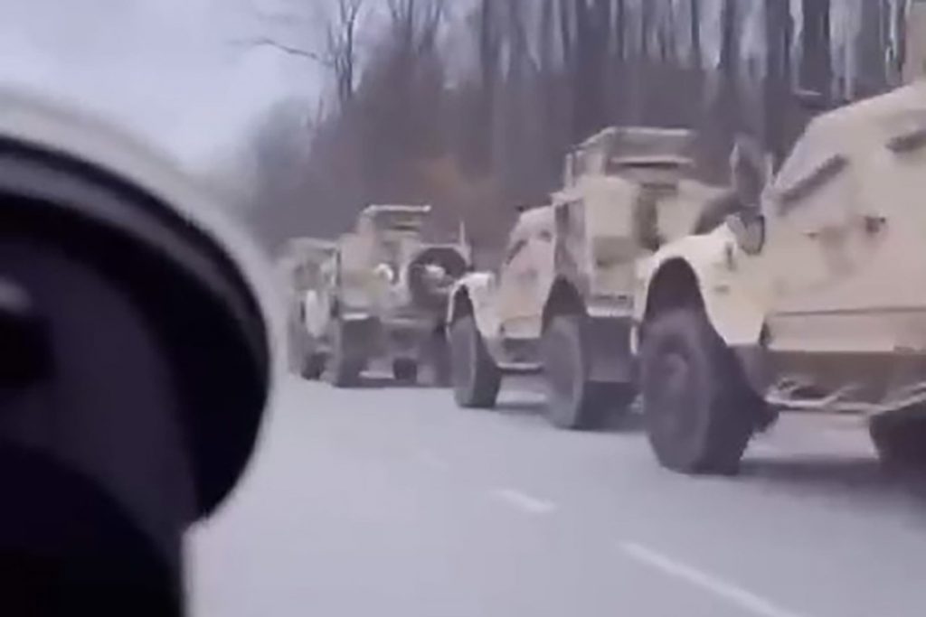 Появилось видео с колонной бронетехники НАТО, которой прежде не было у Украины — Financial Times