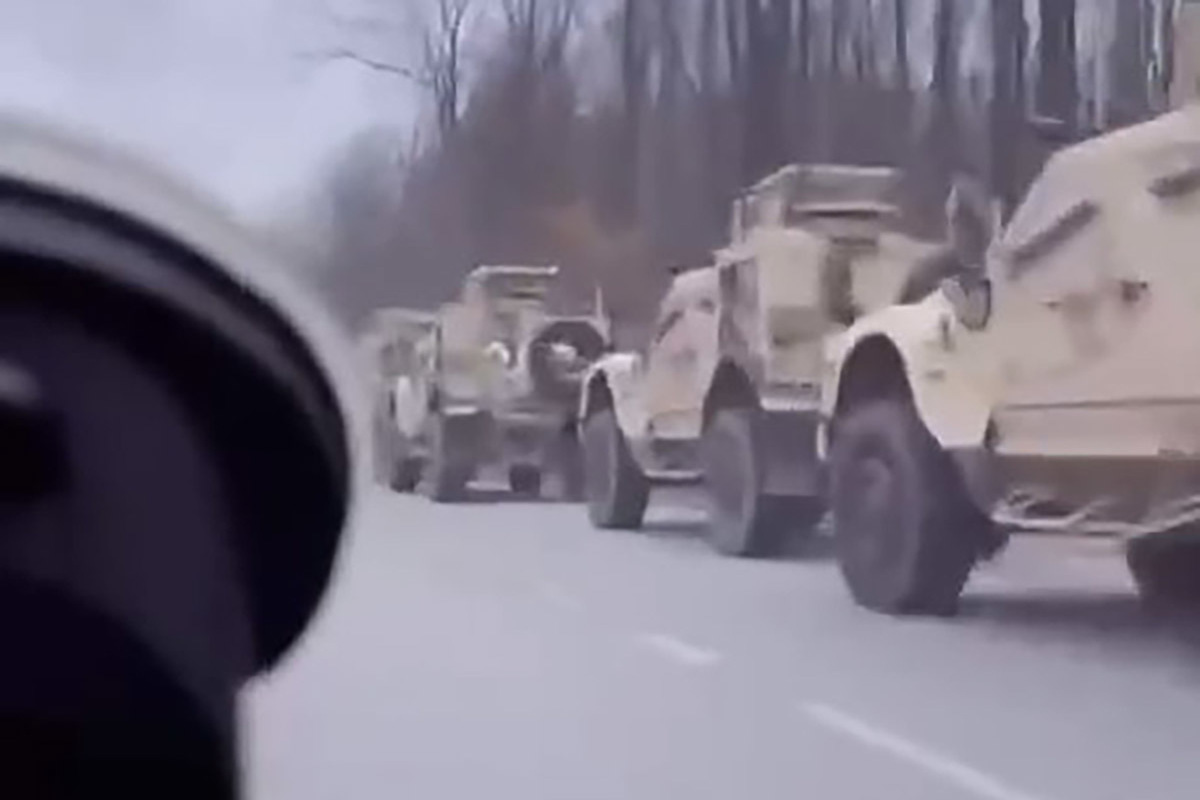 Появилось видео с колонной бронетехники НАТО, которой прежде не было у Украины — Financial Times
