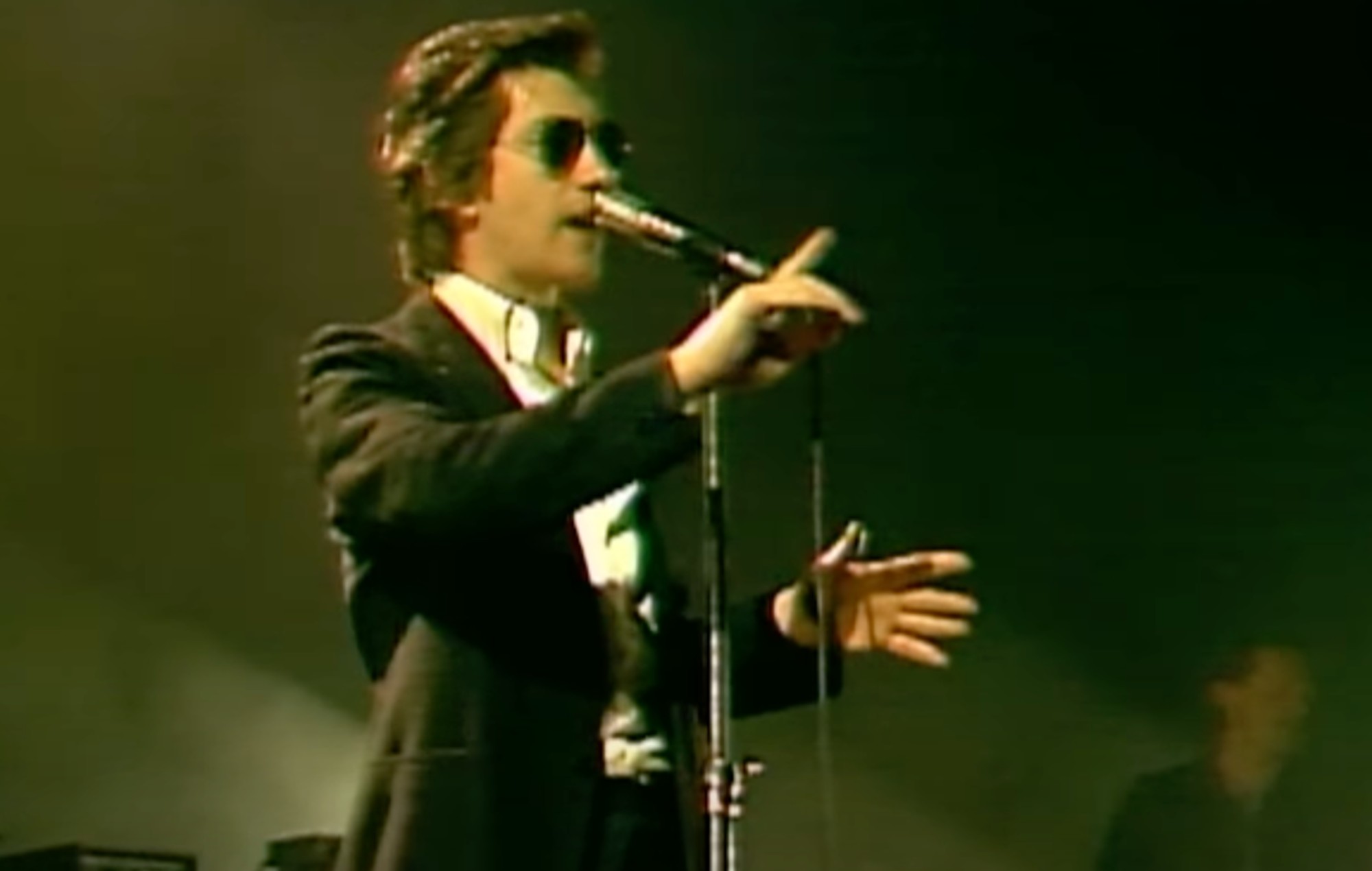 Arctic Monkeys поделились захватывающим клипом на песню «Sculptures Of Anything Goes» — Fil