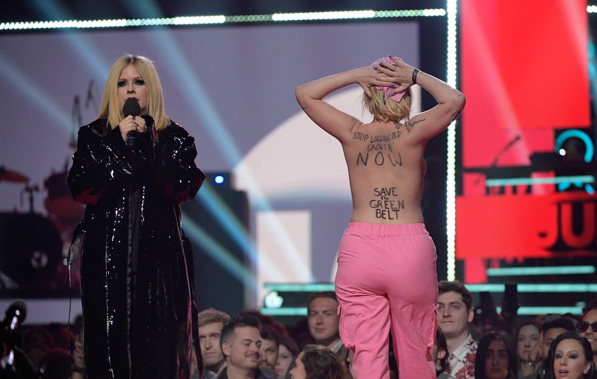 Аврил Лавин столкнулась с протестующей топлесс на сцене Juno Awards — Fil