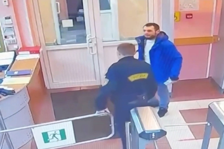 Росгвардия задержала мужчину, с травматическим пистолетом и металлической трубой посетившего школу — Financial Times