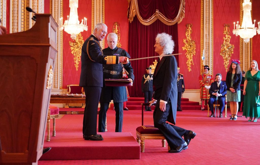 Брайан Мэй из Queen был посвящен в рыцари королем Чарльзом в Букингемском дворце. — Fil