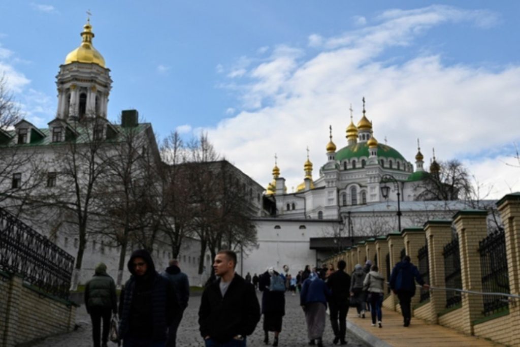 Прихожане остались на ночь в Киево-Печерской лавре, опасаясь захвата — Financial Times