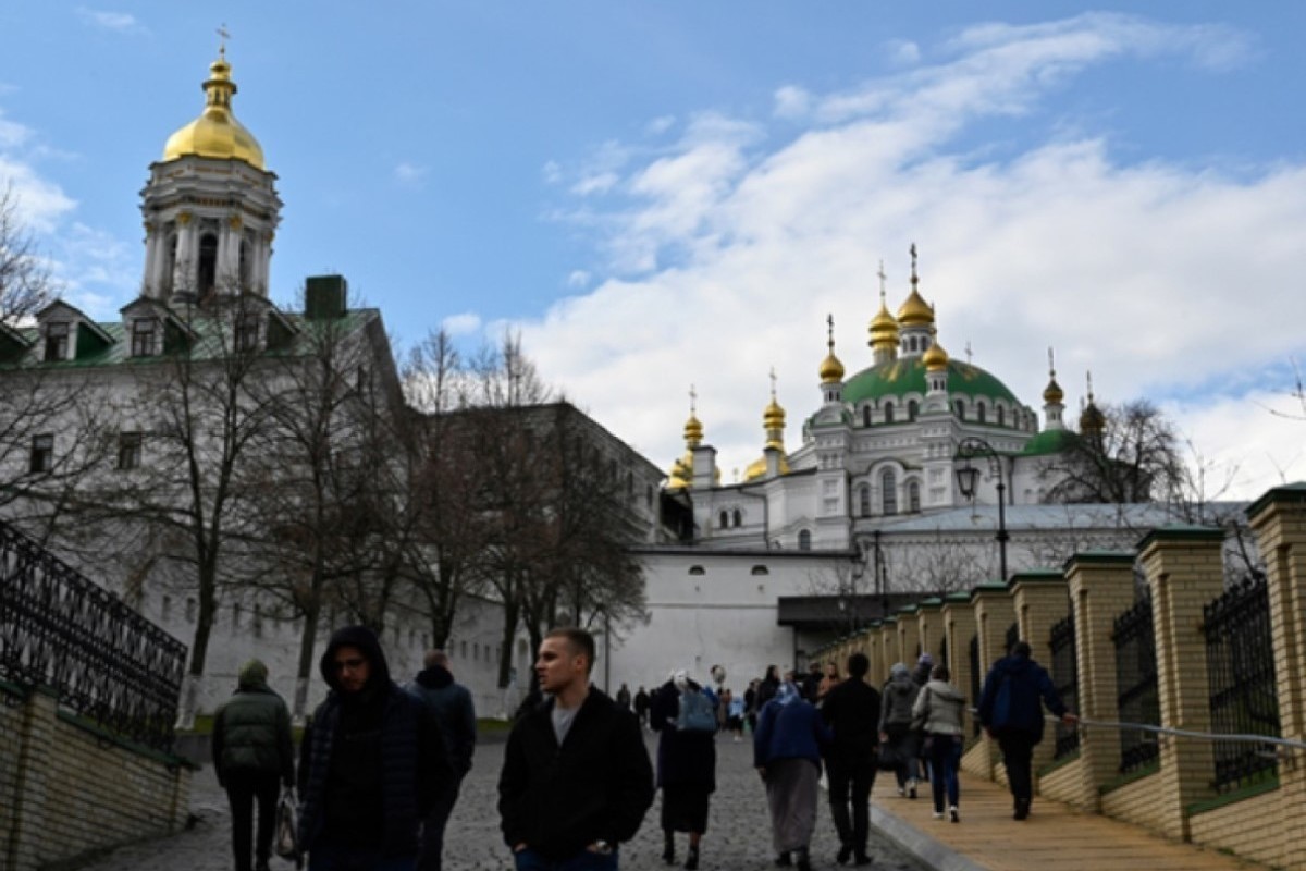 Прихожане остались на ночь в Киево-Печерской лавре, опасаясь захвата — Financial Times