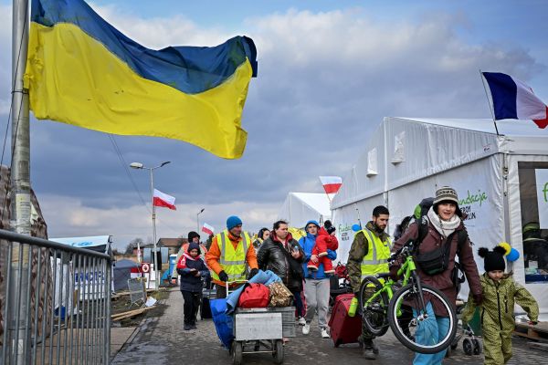 Решение Варшавы по украинским беженцам стало ударом по Зеленскому — Daily Express — Financial Times