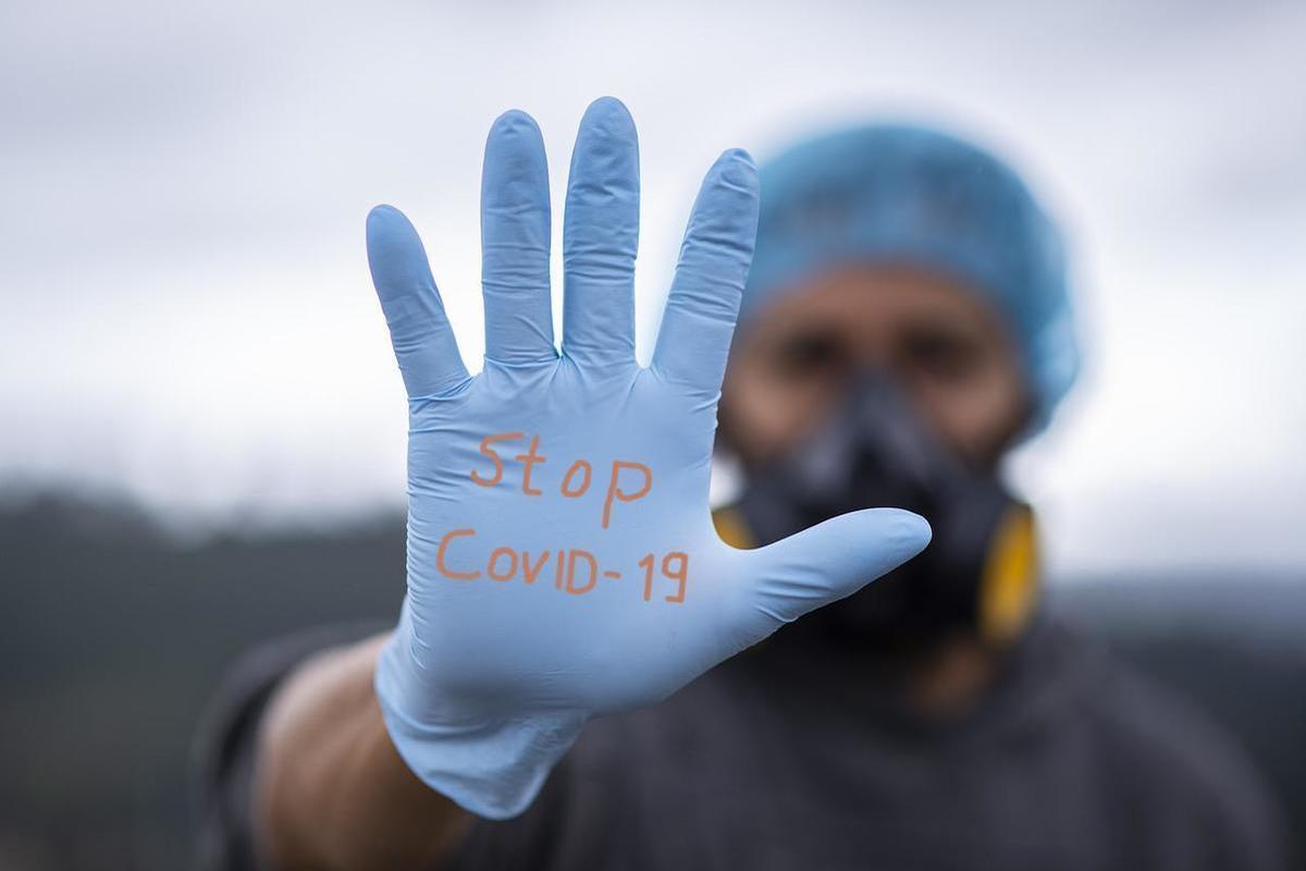 Американского инфекциониста обвинили в искажении информации о природе COVID-19