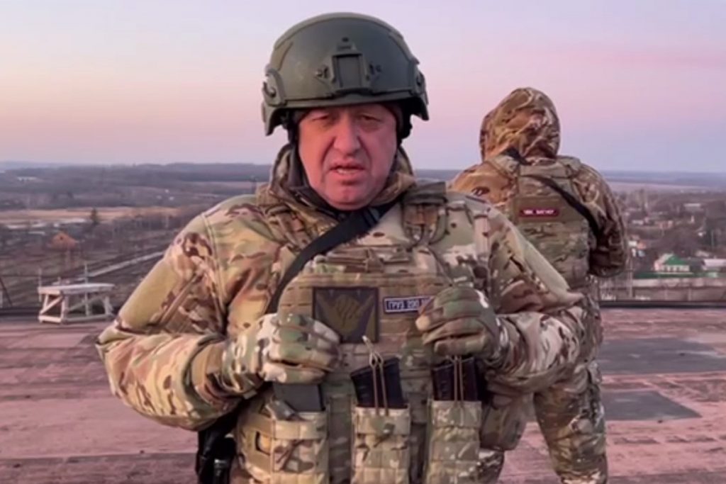 Украинские СМИ заявили, что Пригожин снял видео не в Бахмуте, а в деревне — Financial Times