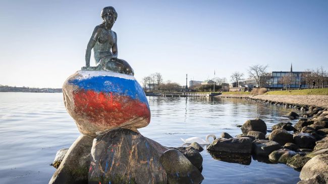 Знаменитую датскую «Русалочку» окрасили в цвета российского флага — Financial Times