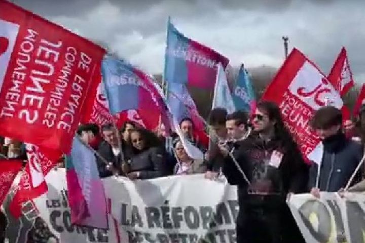 Протестующие начали строить и поджигать баррикады в Париже — Financial Times