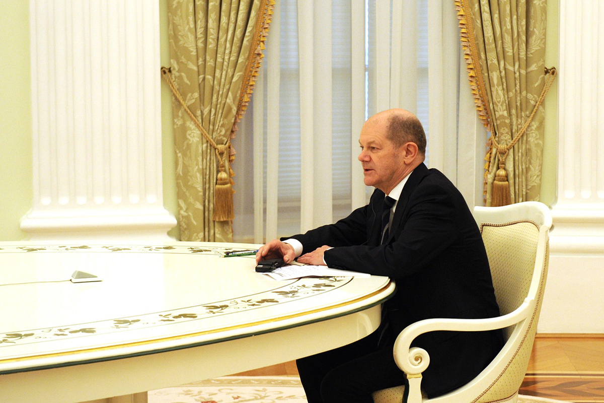 Шольц заявил, что за год провел с Путиным много долгих разговоров об Украине — Financial Times