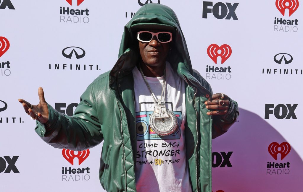 Flavor Flav подтверждает свой статус Swiftie на iHeart Radio Music Awards — Fil