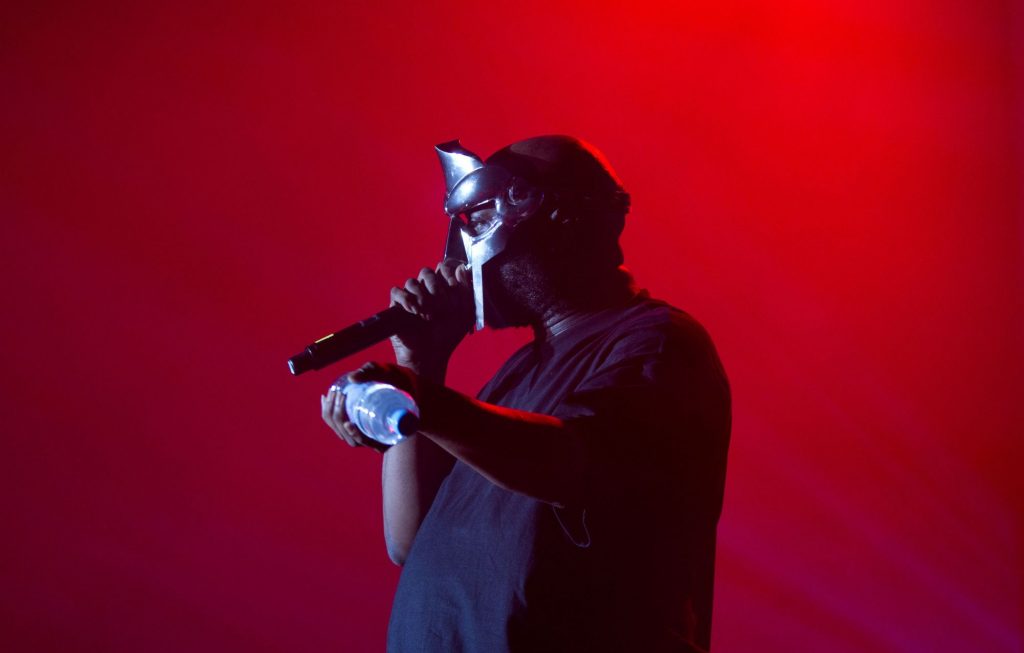 Семья MF DOOM призывает основателя Now-Again Records вернуть сборники стихов покойного рэпера — Fil