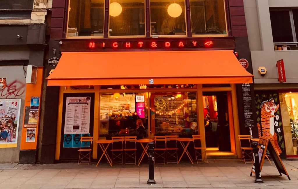 Слушание по делу о снижении шума в Night & Day Cafe отложено до конца 2023 года. — Fil