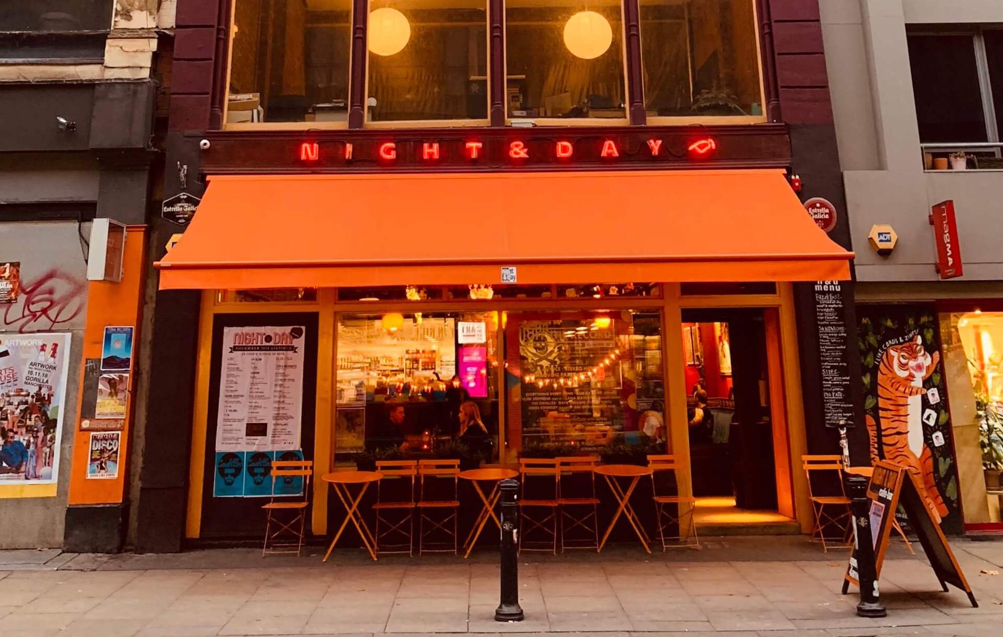 Слушание по делу о снижении шума в Night & Day Cafe отложено до конца 2023 года. — Fil