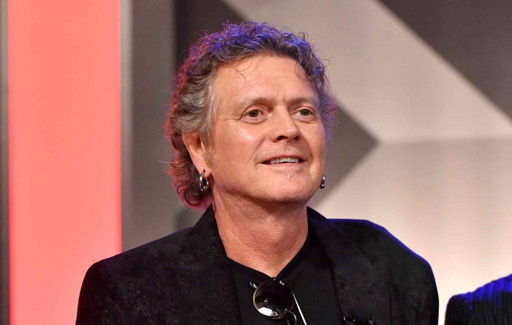 Барабанщик Def Leppard Рик Аллен подвергся жестокому нападению возле отеля во Флориде. — Fil