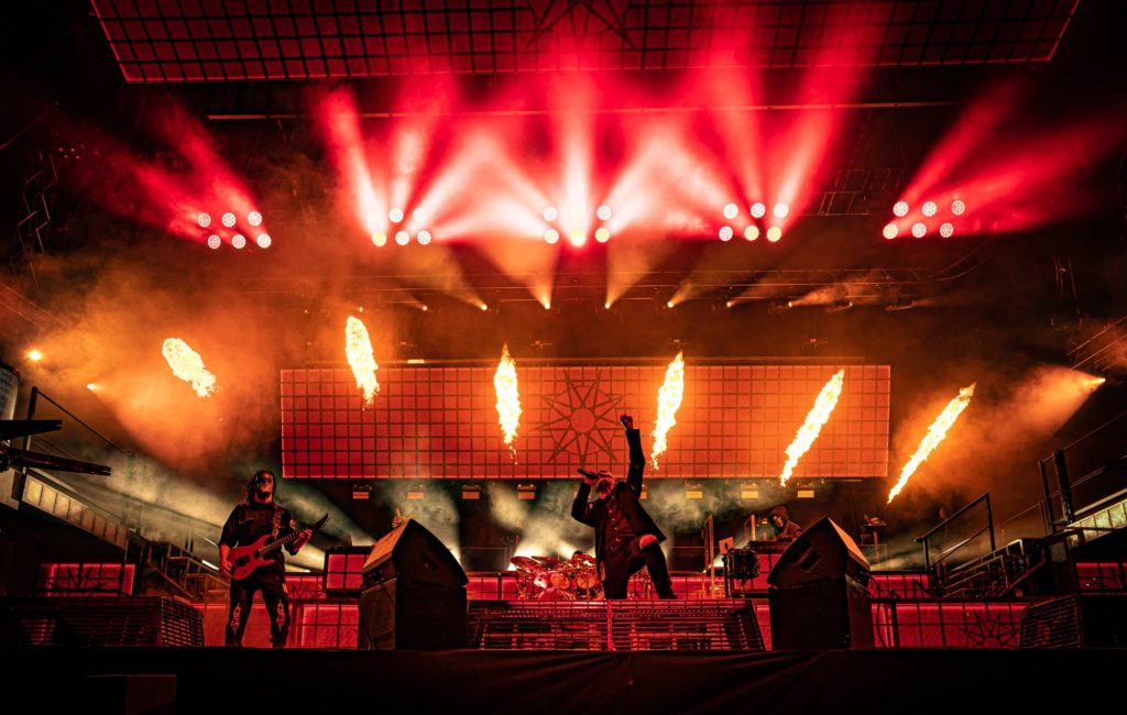 Наборы Slipknot приостановили из-за фанатов, забирающихся на колонки — Fil