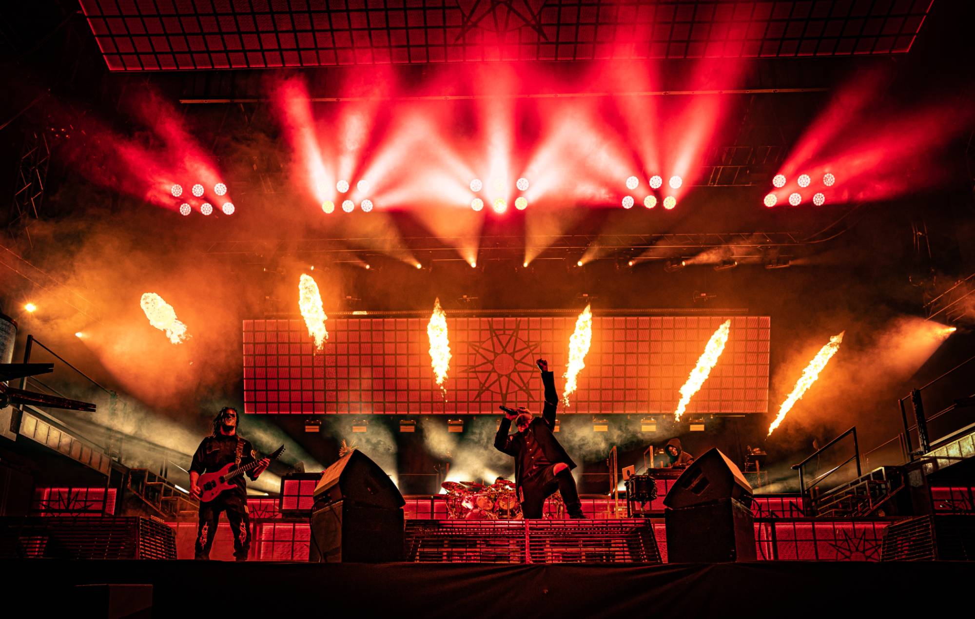 Наборы Slipknot приостановили из-за фанатов, забирающихся на колонки — Fil