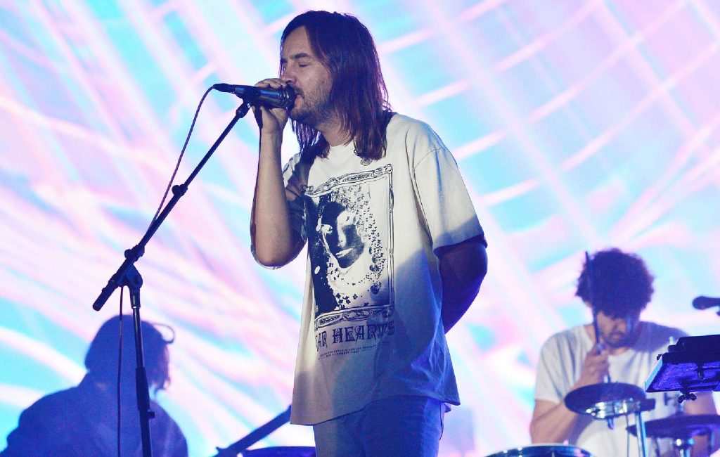 Кевин Паркер из Tame Impala сломал бедро, но обещает продолжить предстоящие концерты — Fil