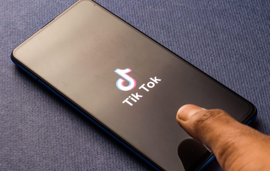 «Железная хватка» TikTok обманывает британских музыкантов, предупреждает депутат — Fil