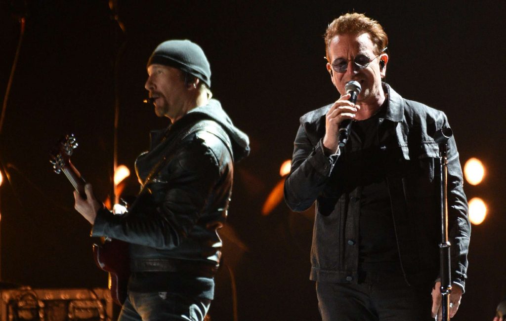 Посмотрите, как Боно и Эдж исполняют треки U2 для Tiny Desk NPR — Fil